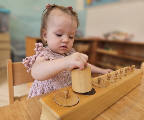 幼兒透過蒙特梭利教具進行精細動作與感官訓練